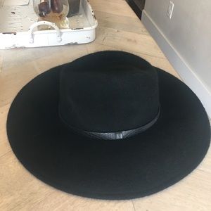 Adjustable black hat